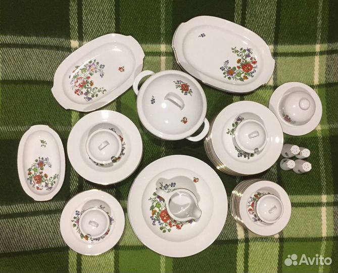 Столовый сервиз на 12 персон. Фарфор Г Д Р
