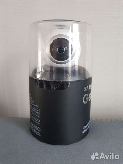 Компактная панорамная камера Samsung Gear360