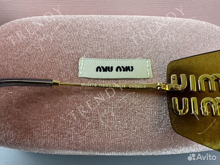 Солнцезащитные очки Miu Miu