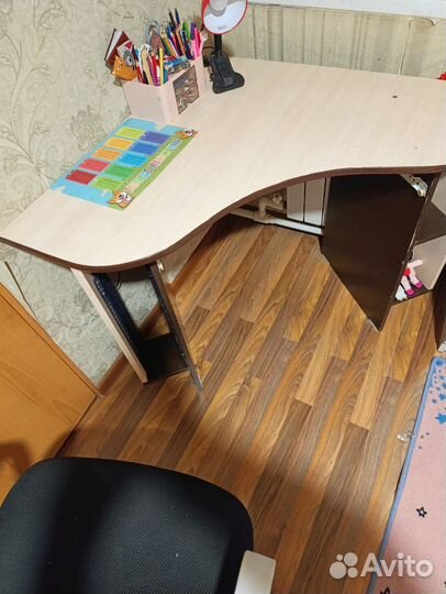 Письменный стол для школьника бу
