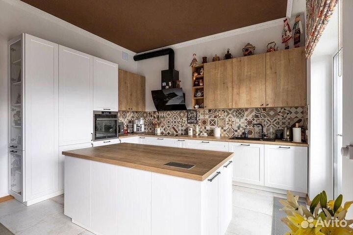 Кухня с каменным островом