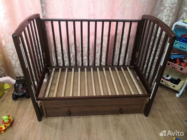 Детская кроватка с маятником