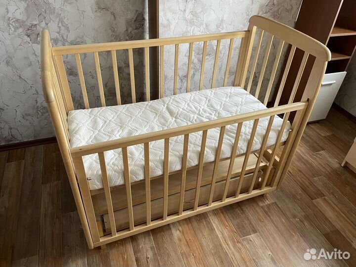 Детская кроватка с маятником