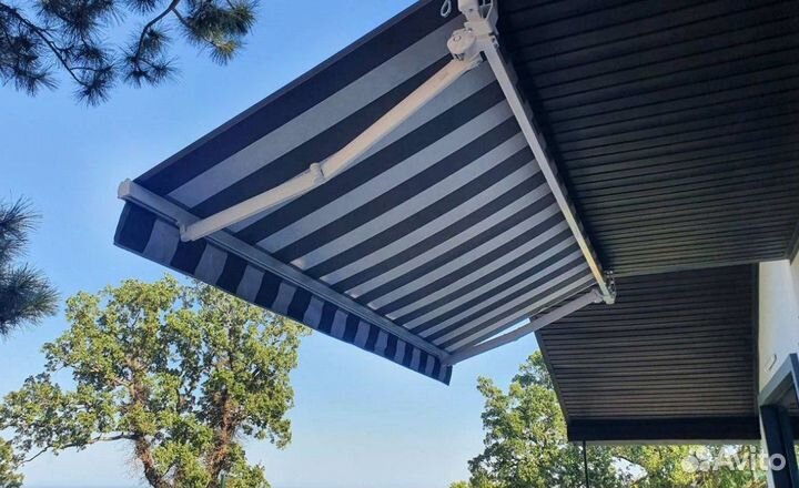 Локтевая маркиза: вылет 2 м, ручное управление