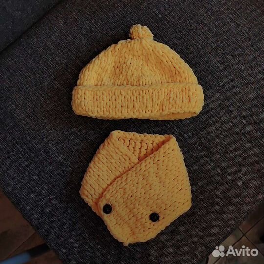 Новый комплект шапочка и манишка