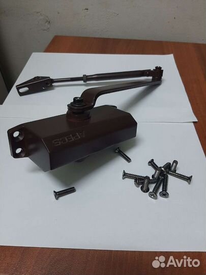 Доводчик на дверь