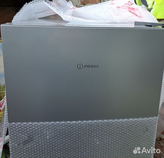 Холодильник indesit (новый) 185x60x62см.No frost