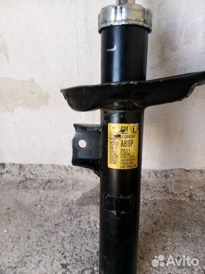 Передние амортизаторы на Opel Astra J