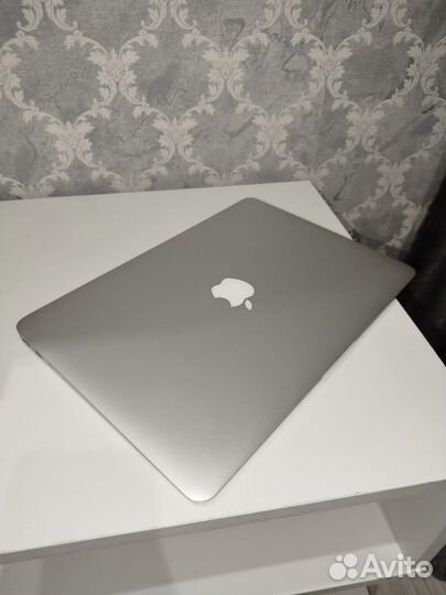 MacBook Air (13 - inch, 2017)
