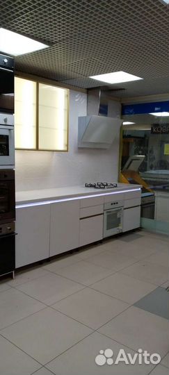 Кухня из пластика с витринами из профиля