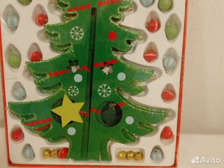 Деревянная елочка с игрушками