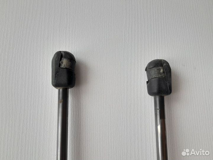 Газовый упор крышки багажника Volkswagen Tiguan I