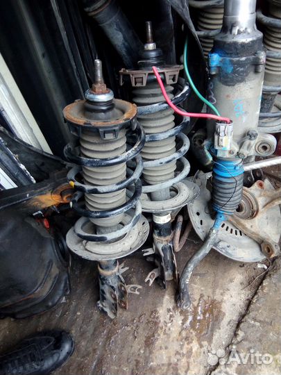 Стойки передние на Honda Freed GB3