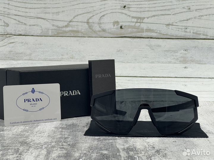 Солнцезащитные очки Prada прада