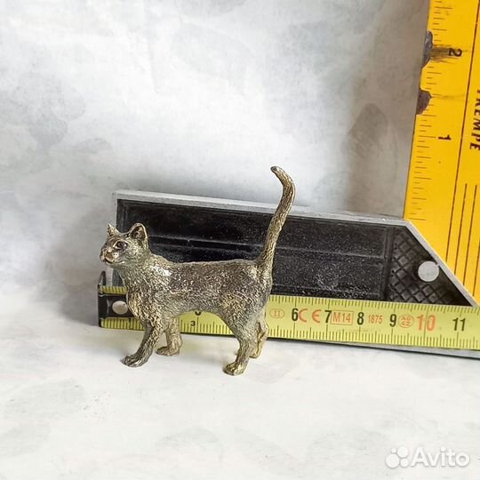 Бронзовая статуэтка кот хвост. Литьё