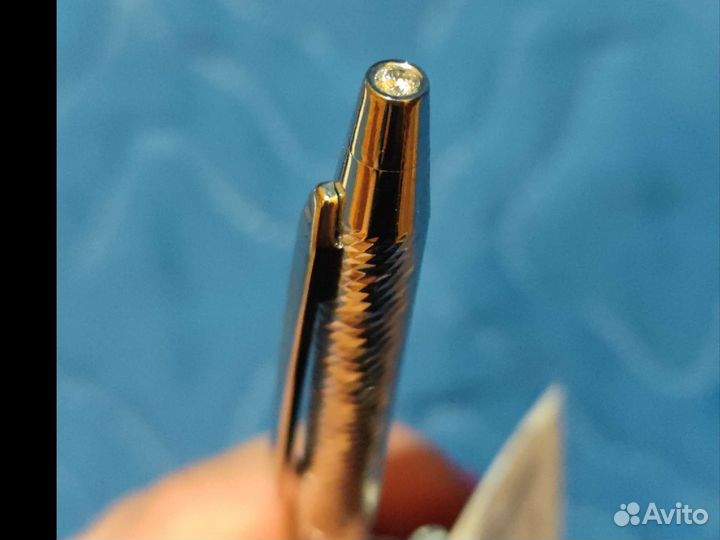 Серебряная шариковая ручка