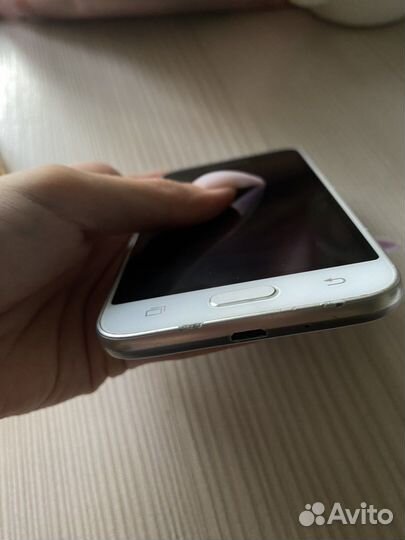 Телефон Samsung galaxy j1