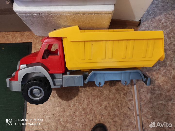 Игрушечный самосвал