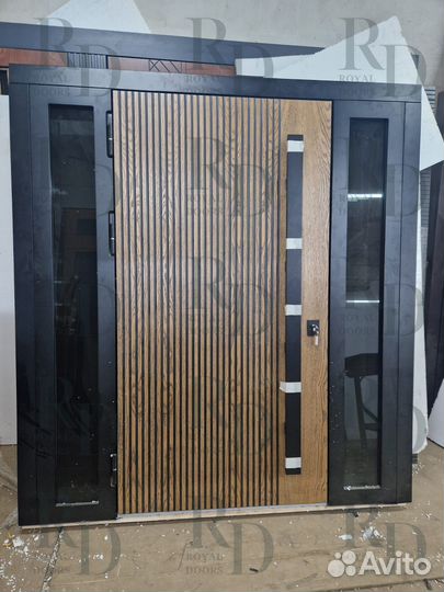 Нестандартная входная дверь для дома