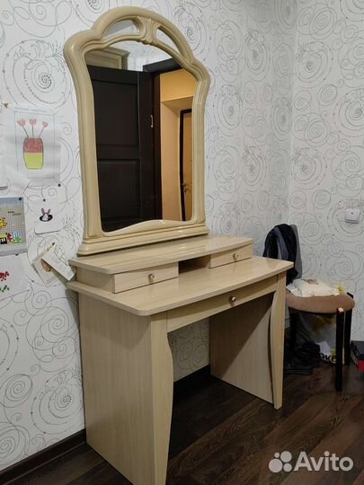 Туалетный столик и зеркало