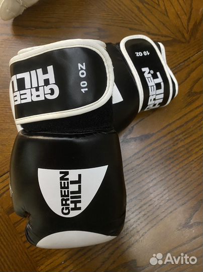 Боксерский шлем и перчатки