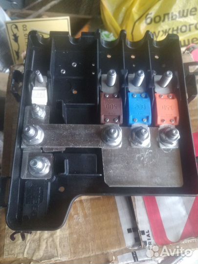 Блок предохранителей (клемма + )