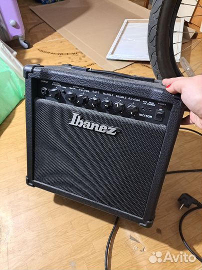 Бас гитара в чехле и комбик для электрогитары