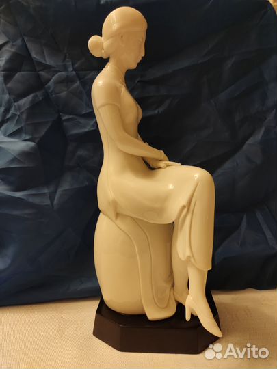 Статуэтка фарфор авторская Китай