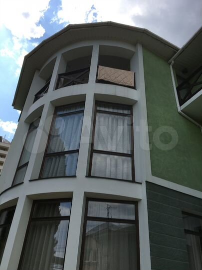 Дом 266,9 м² на участке 6,8 сот.