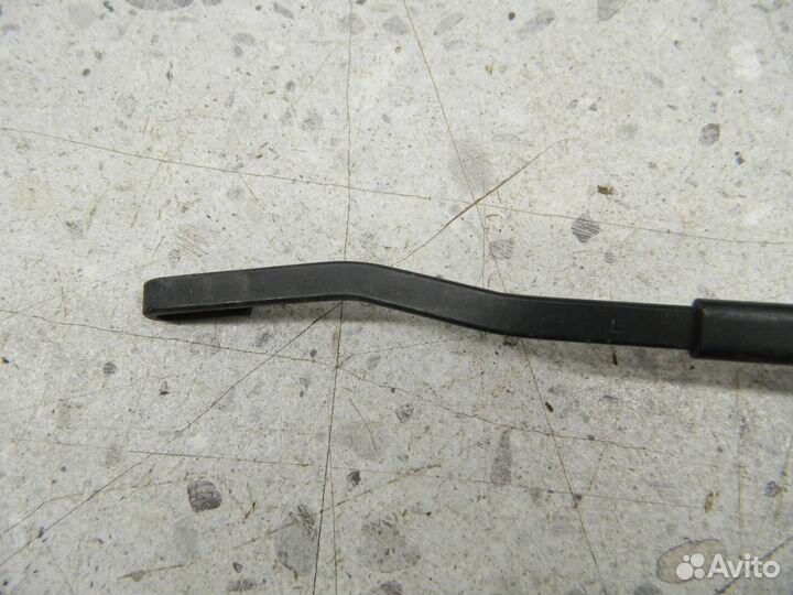 Поводок стеклоочистителя передний левый Mitsubishi