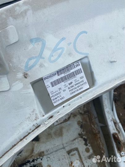 Передняя левая четверть. Peugeot Partner