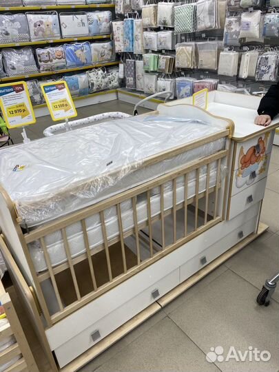 Детская кровать с маятником и комодом