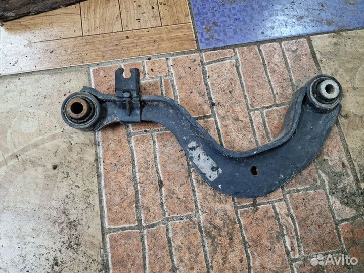 Задний поперечный рычаг Volkswagen Golf V