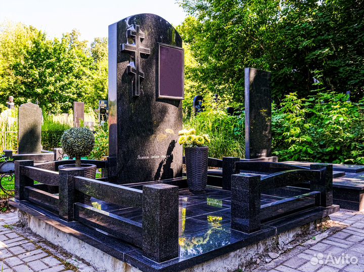 Уборка могил на кладбище