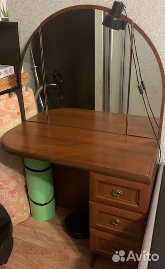 Туалетный столик с зеркалом