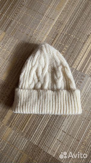 Шапка женская вязаная молочного цвета