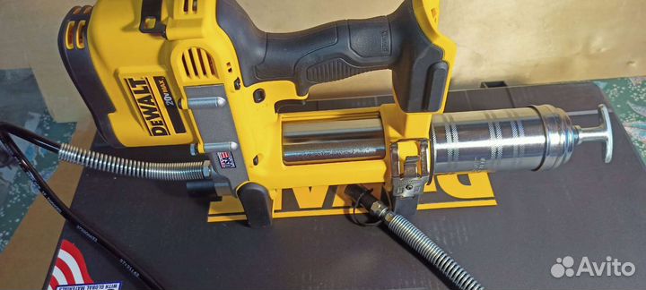 Аккумуляторный шприцеватель DeWalt dcgg571m1