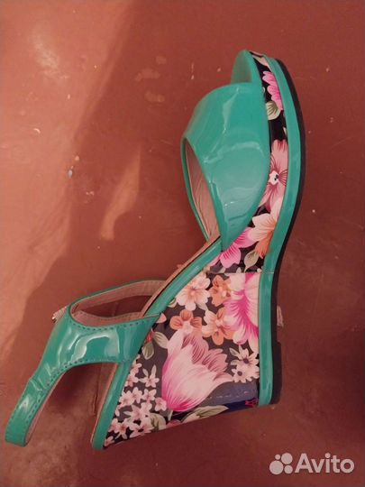 Босоножки новые 36