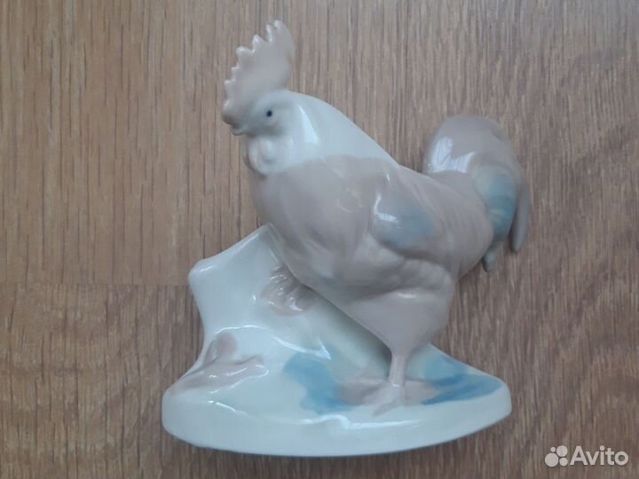 Фарфоровая статуэтка 