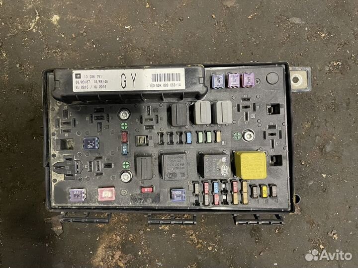 Opel astra H моторный блок предохранителей