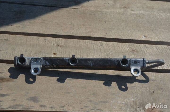 Топливная рампа левая Mitsubishi Pajero 4