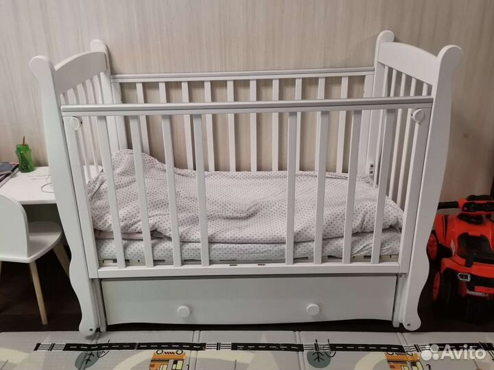 Детская кроватка с маятником