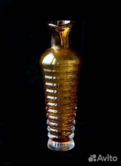 Изящный кувшин янтарное стекло