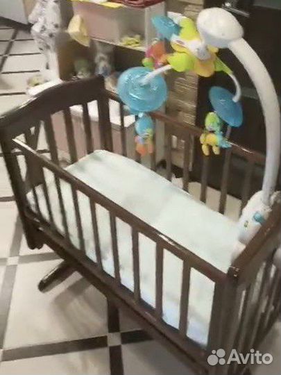 Детская кроватка с маятником