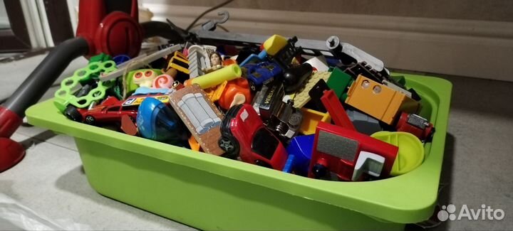 Куча детских игрушек, машинок, Лего и безделушек