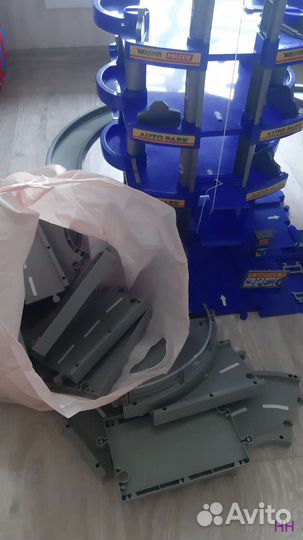 Детская парковка для машинок