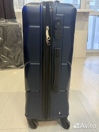 Чемодан на колесах М