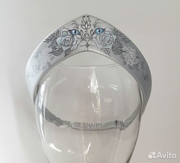 Кокошник серебристого цвета с рисунком