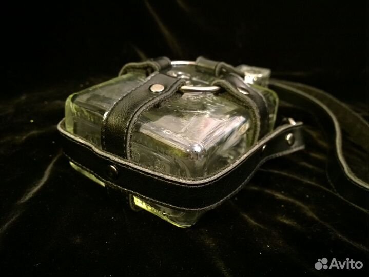 Графин в кожаной оплетке-подвесе на ремне