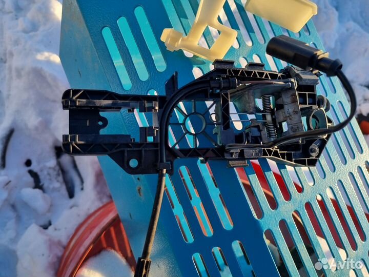 Ручка открытия двери,замок двери задняя правая